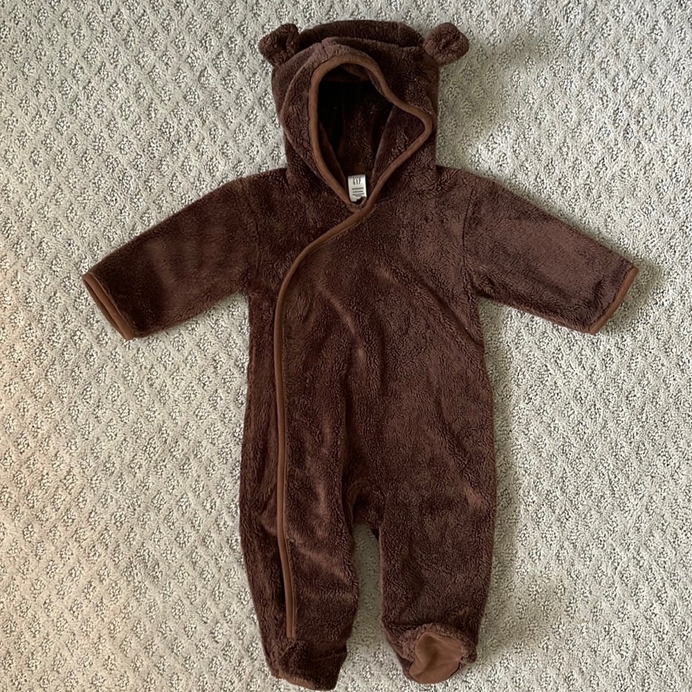 Baby gap brown furry bunting/snowsuit, size newborn 3-6 months